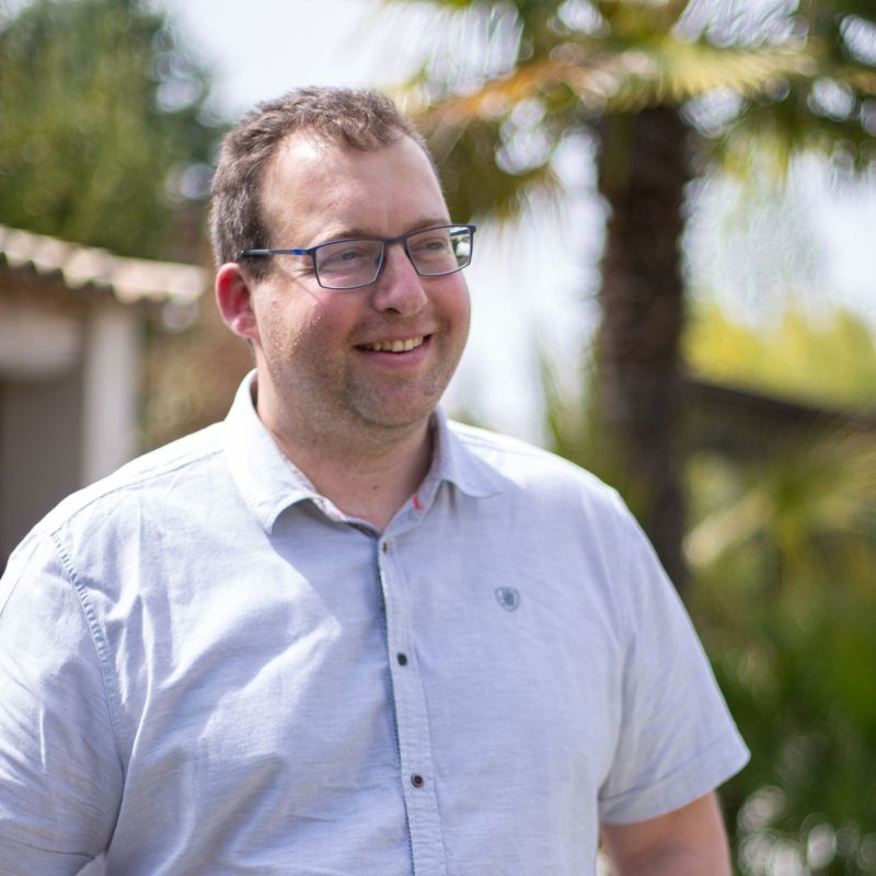 Photo d'un technicien installateur de piscines, bassins et baignades