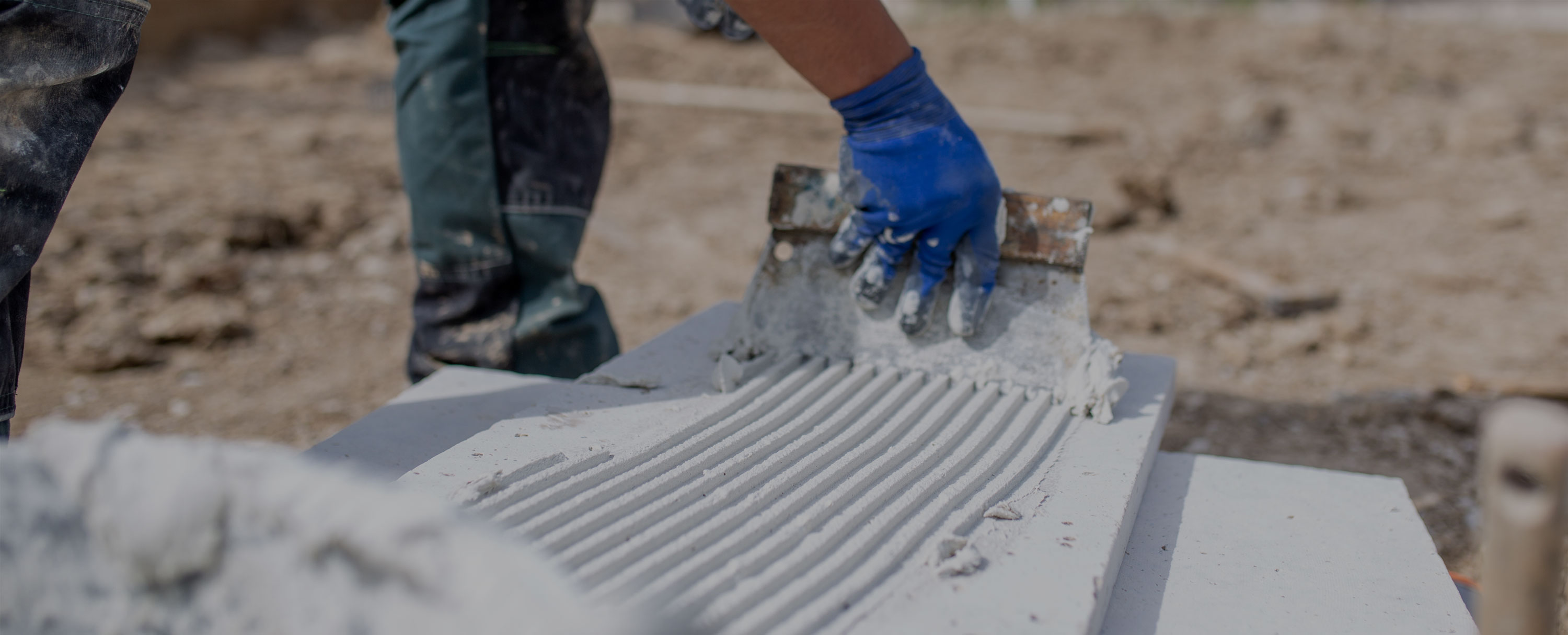 Photo d'un maçon travaillant le béton