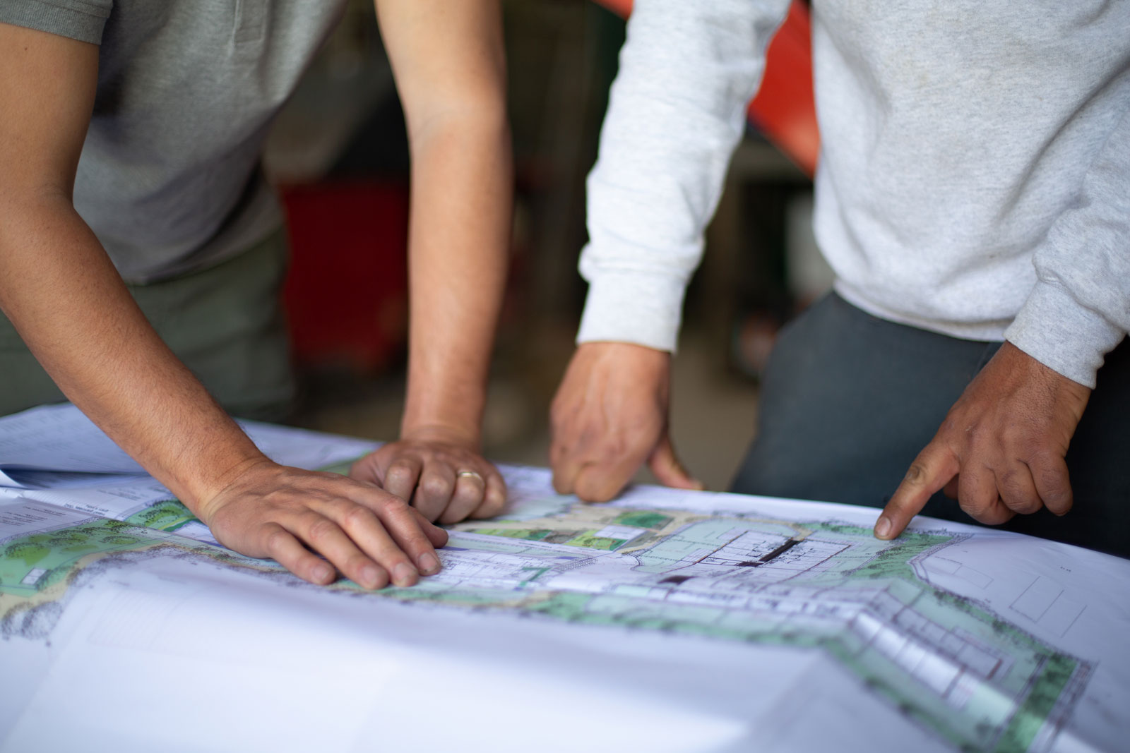 Photo de deux personnes travaillant sur un plan