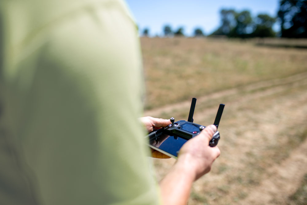 Paysagiste avec une manette de drone